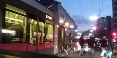 Straßenbahn crasht in Auto mitten in Wien