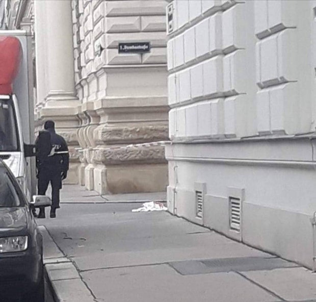 Auf Security geschossen: Polizei sucht diesen Bankräuber