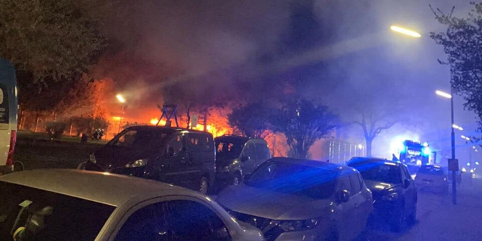 Brand in der Großfeldsiedlung: Schwimmbad in Brand