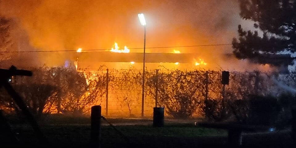 Brand in der Großfeldsiedlung: Schwimmbad in Brand