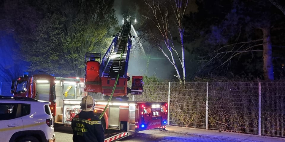 Brand in der Großfeldsiedlung: Schwimmbad in Brand