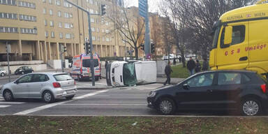 Spektakulärer Auto-Crash in Wien