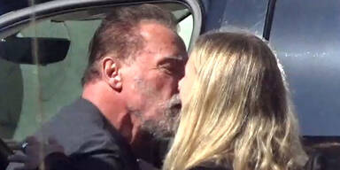 Arnold Schwarzenegger beim Fremdküssen erwischt