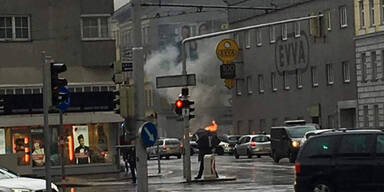 Mercedes brannte mitten in Wien komplett aus