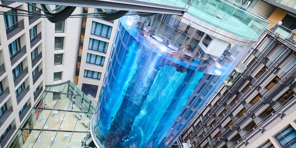 Riesenaquarium in Berliner Hotel läuft aus