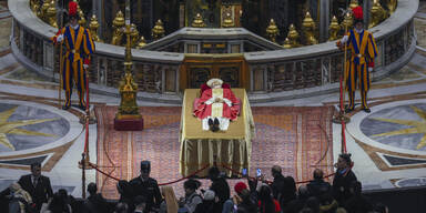 Emeritierter Papst Benedikt XVI. gestorben - Aufbahrung