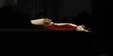 Emeritierter Papst Benedikt XVI. gestorben - Aufbahrung