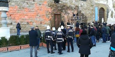 Klimaaktivisten beschmieren Palazzo Vecchio mit Farbe