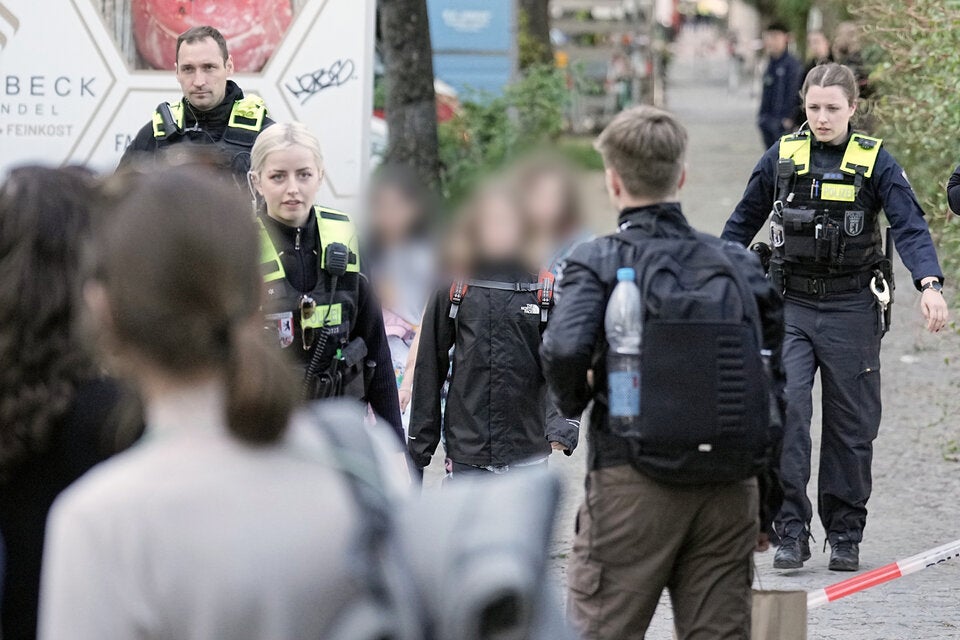 Zwei Kinder in Schule in Berlin-Neukölln von Mann verletzt