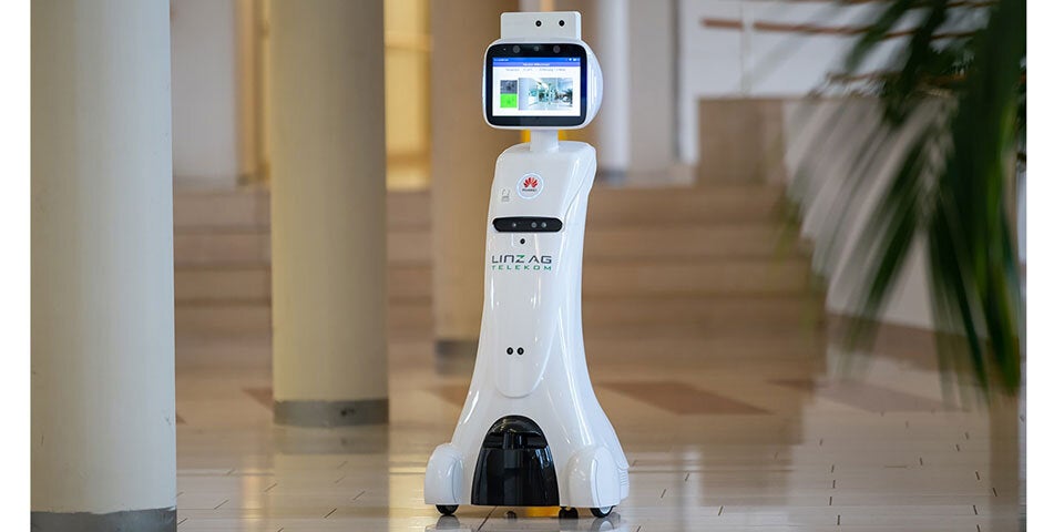 Roboter misst Fieber und erinnert an Maske