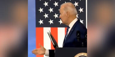 Joe Biden schüttelt Hände mit einem ''Geist''
