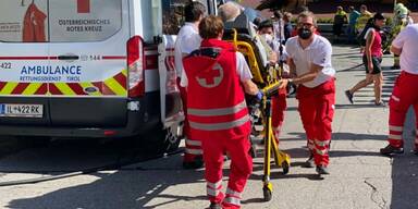Pkw fuhr in Almabtriebsgruppe - mehrere Verletzte in Tirol