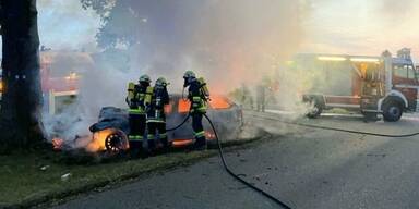 Auto nach Unfall in NÖ ausgebrannt – zwei Tote