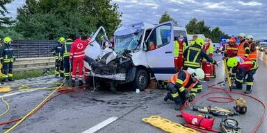 Kleinbus mit neun Syrern auf Autobahn verunglückt