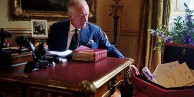 König Charles nutzt gleichen roten Koffer wie Queen und Vorgänger
