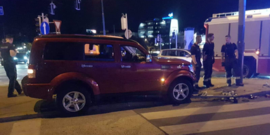 SUV rast auf Fußgängerinsel in Wien