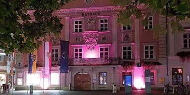 Wiener Neustadt: Rathaus und Wasserturm erstrahlen in Pink