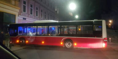 Linienbus in Wien crasht in Hausmauer