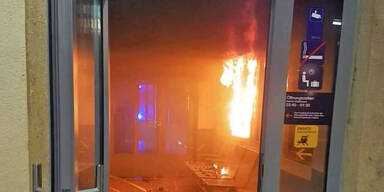 Brand in Bahnhof-Warteraum - vier Personen evakuiert