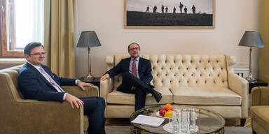 Alexander Schallenberg (Österreich/ÖVP) sowie Dmytro Kuleba (Ukraine/l.) bei einem bilateralen Treffen im Rahmen eines Besuches in der Ukraine.