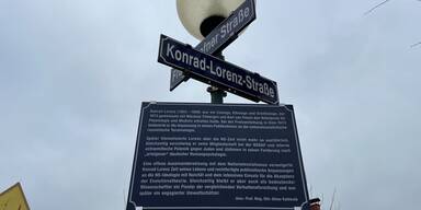 NS-Nähe: Zusatztafel für Konrad-Lorenz-Straße in Tulln