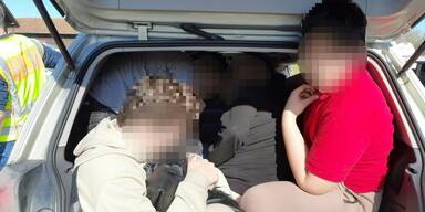 Schlepper-Pkw mit 15 Migranten von deutscher Polizei gestoppt