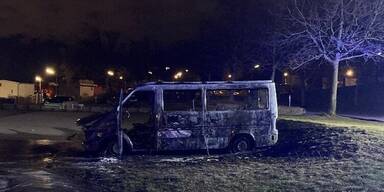 Kleintransporter geht in Flammen auf: Polizei vermutet Brandstiftung