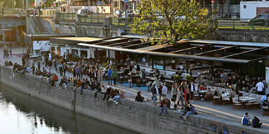 Menschenmassen am Wiener Donaukanal