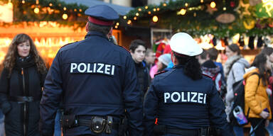Polizisten am Weihnachtsmarkt