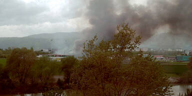 Müll-Lagerplatz in Flammen: Elf Feuerwehren im Einsatz