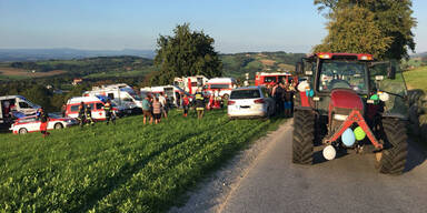 Traktor-Anhänger mit 14 Personen kippt - Schwangere unter Verletzten