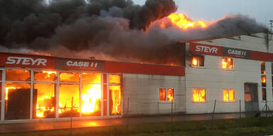 Großeinsatz in NÖ: Traktor-Center steht in Flammen