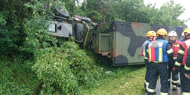Militärfahrzeug touchiert Lkw und crasht: Drei Verletzte