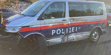 Schlepper rammte mit Familien-Van Polizeiauto