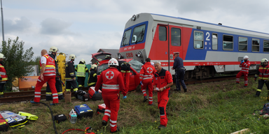 Pkw-Lenkerin bei Zug-Crash eingeklemmt und schwer verletzt