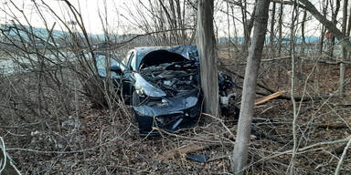 Lenker crasht Porsche und flüchtet mit Freund im SUV