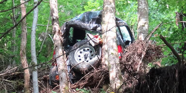 Lenker crasht mit Geländewagen in Baum - tot
