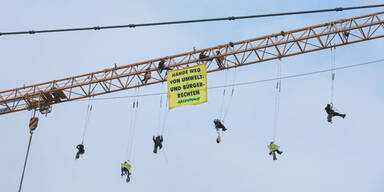 Irre! Greenpeace-Aktivisten besetzen Baukran vor Parlament