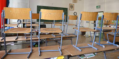 Schule geschlossen: leeres Klassenzimmer (Themenbild)