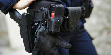 Polizei-Gürtel mit Waffe