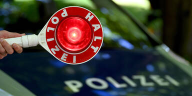 Polizei Kontrolle Themenbild