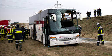 Bus stürzt Böschung hinunter: 13 Verletzte
