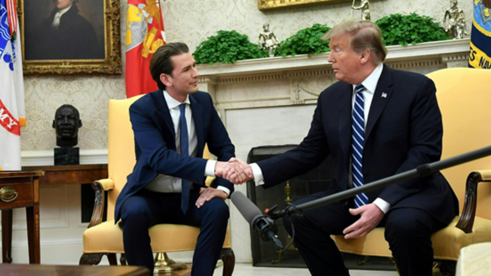 Sir Warum Sind Sie Auf Dem Dach Was Trump Vor Den Augen Der Reporter Tat - hz9879n