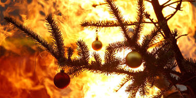 Weihnachtsbaum in OÖ ging in Flammen auf