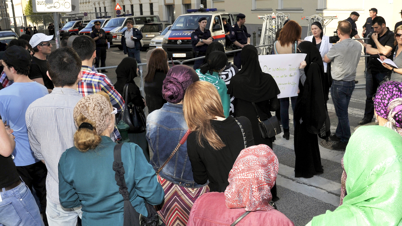 Tschetschenen-Demo Vor Russischer Botschaft In Wien - Politik-Live