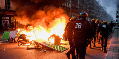 Gelbwesten-Protest: Paris brennt wieder!