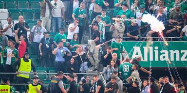 Ein Böller explodiert im SK Rapid Sektor am Sonntag