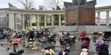 Aktivisten erinnern vor "Russendenkmal" in Wien an getötete Kinder