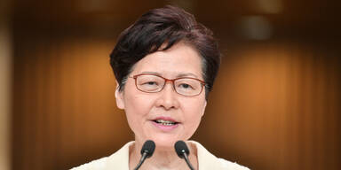 Hongkong: Regierungschefin gibt nach