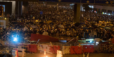 Peking-kritische Demonstranten stürmten Parlament